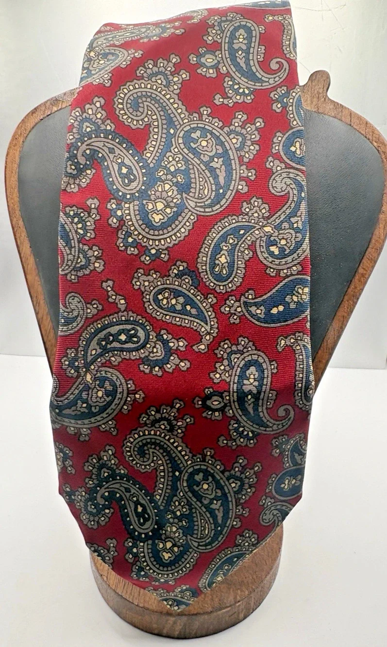 Red Paisley Valentino Cravatte Silk Tie Made in USA Italian Material Vintage